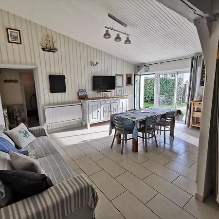 De Sauveterre Petit Dejeuner Compris 펜션 *