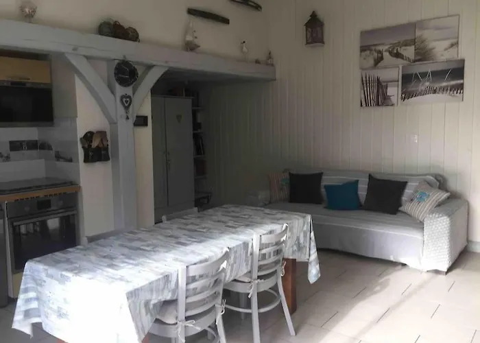 De Sauveterre Petit Dejeuner Compris 펜션