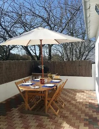 De Sauveterre Petit Dejeuner Compris 펜션 *