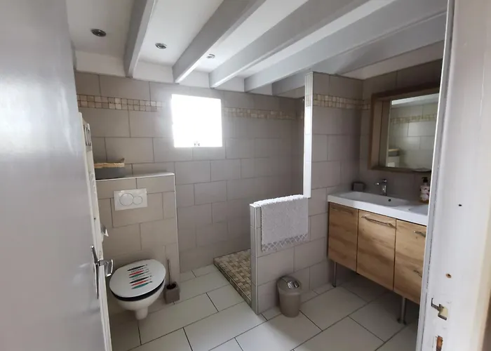 De Sauveterre Petit Dejeuner Compris 펜션 *