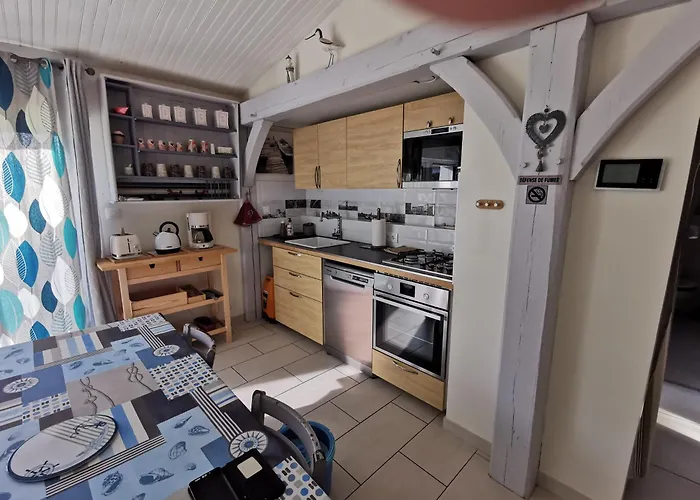 De Sauveterre Petit Dejeuner Compris 펜션