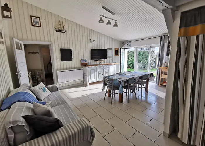 De Sauveterre Petit Dejeuner Compris 펜션 *