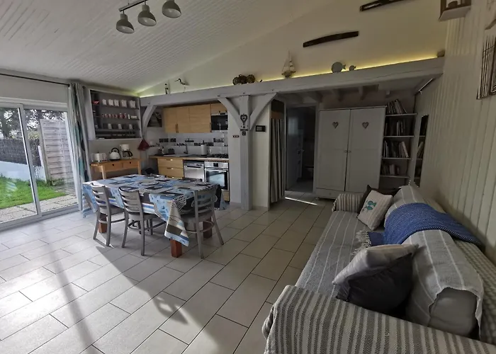 펜션 De Sauveterre Petit Dejeuner Compris *